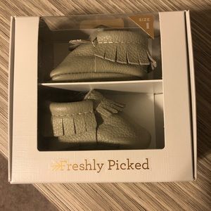 MOVING SALE ✨ BNIB Freshly Picked Pebble Moccasins
